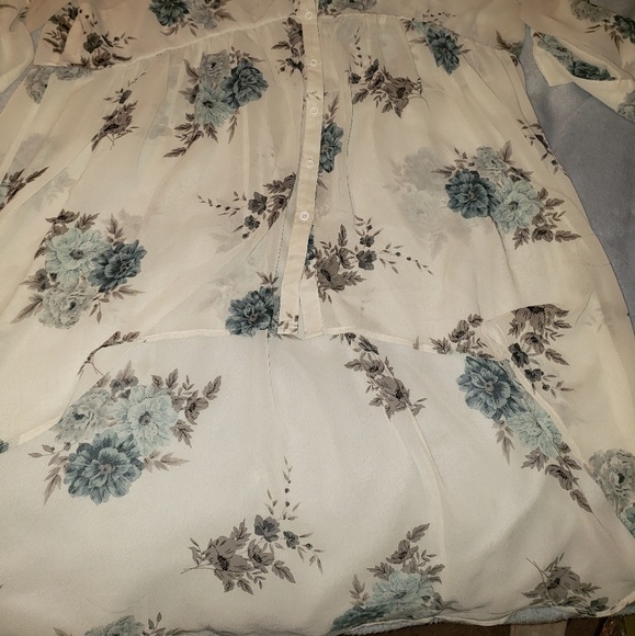 Torrid white top with blue rose size 3 - Picture 2 of 4